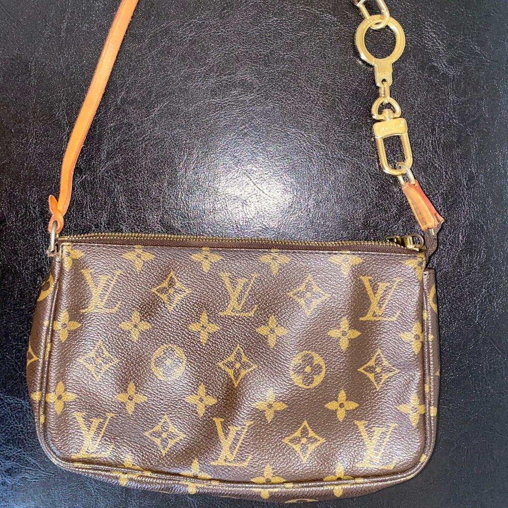 Louis Vuitton small purse/Date Code SD0064
